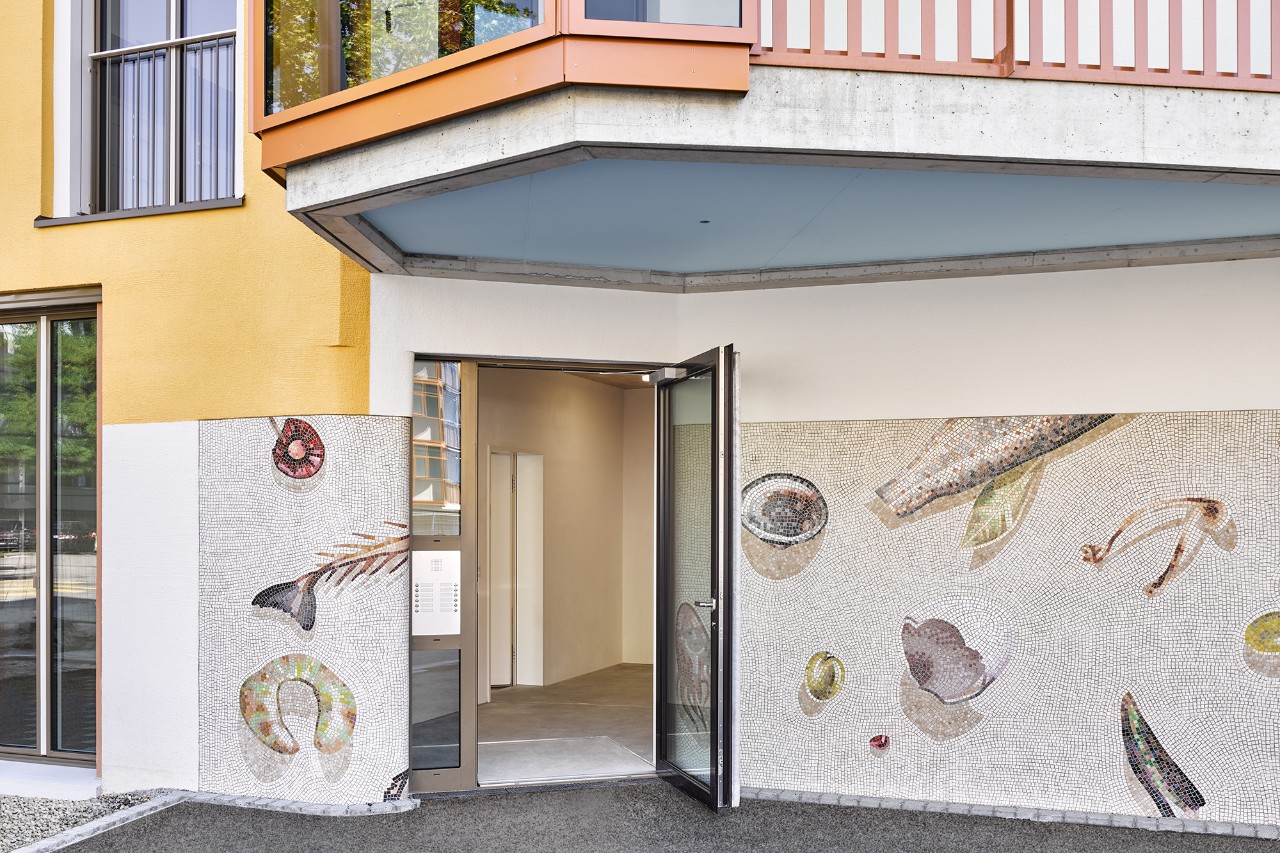 Verschiedene Wandmosaike bereichern die Hauseingänge (Bild: Seraina Wirz, Zürich)